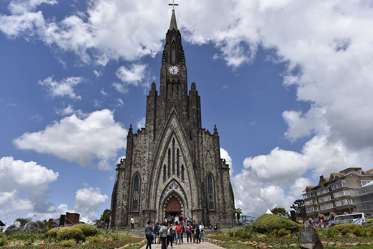 Catedral de Pedra de Canela iluminada
