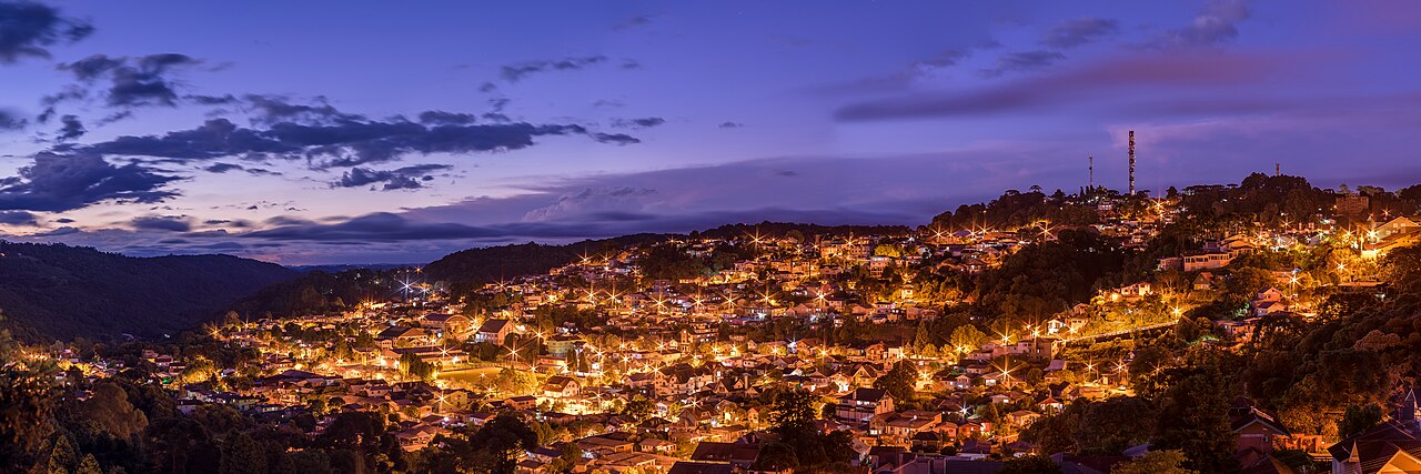 Centro de Gramado iluminado à noite